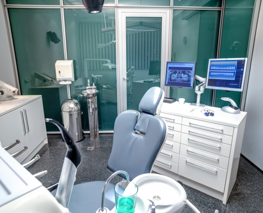 behandlungsraum_zahnarzt_drpecher_herrengasse_1010wien Überblick auf einen der Behandlungsräume in der Zahnarztpraxis von Dr. Pecher