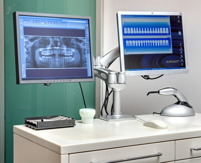 röntgenmonitore_zahnarzt_drpecher_herrengasse_1010wien Monitore in den Behandlunsräumen von Zahnarzt Dr. Pecher, auf denen Röntgenbilder zu sehen sind