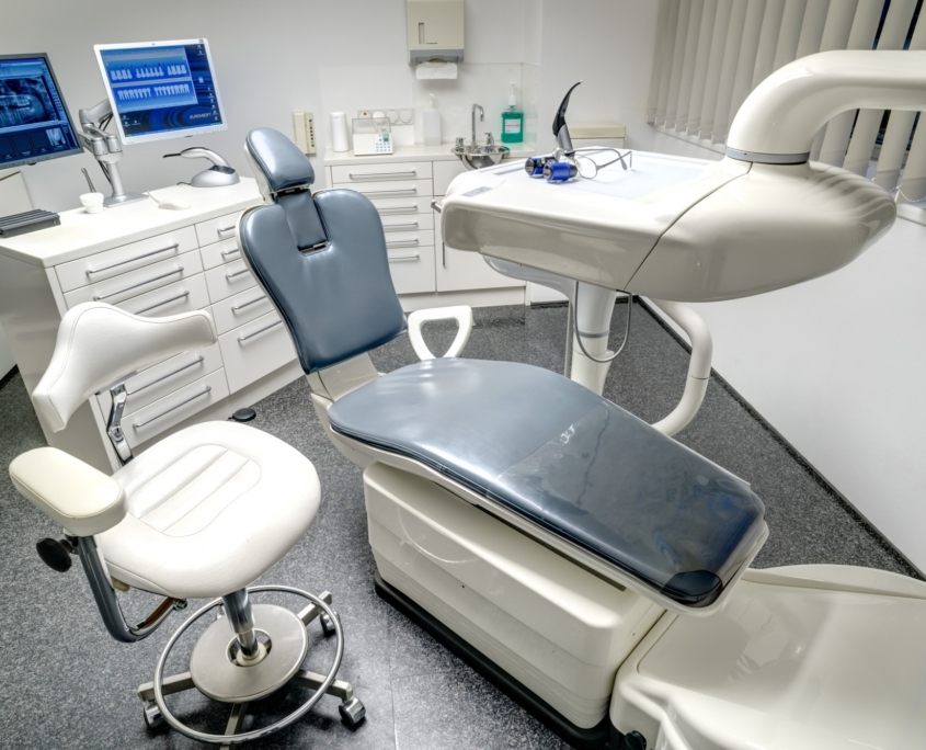 zahnarztstuhl_kassenleistungen_zahnarzt_drpecher_herrengasse_1010wien Zahnarztstuhl mit Überblick auf den Behandlungsraum in der Zahnarztpraxis von Dr. Pecher
